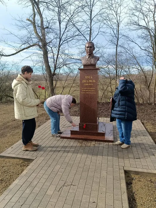 photo_5229109974531774041_y