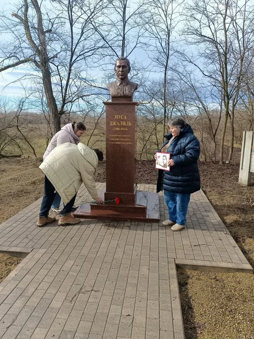 photo_5229109974531774043_y