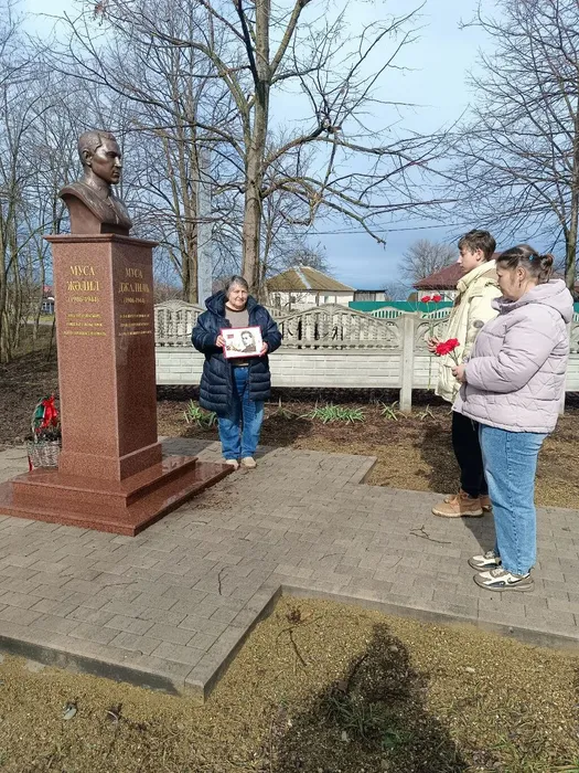 photo_5229109974531774031_y